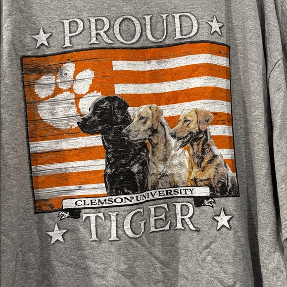 NWT Clemson Proud Tigers Gray T-Shirt with a flag & Labradors Print - Picture 3 of 6